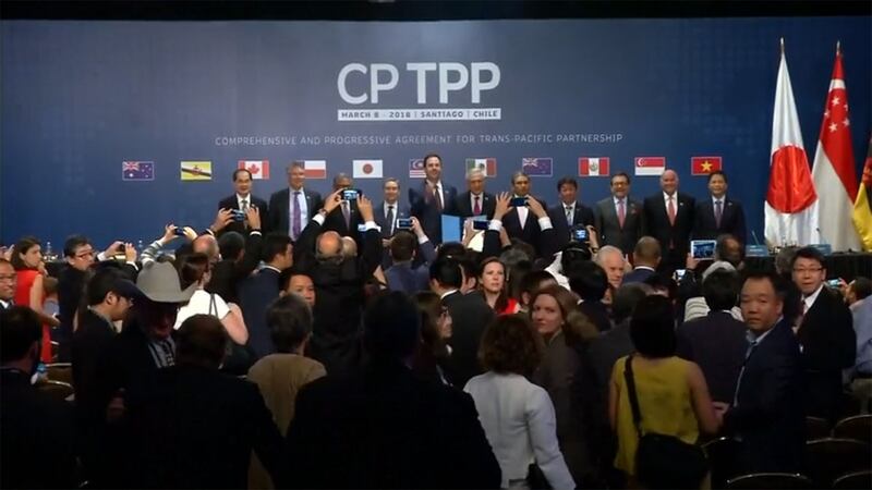 图为,2018年3月8日,跨太平洋11国签署《全面与进步跨太平洋伙伴关系协定》(CPTPP)。(路透社视频截图)
