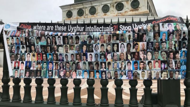为抗议中国在新疆针对维吾尔人施行的种族灭绝政策，欧洲维吾尔研究所和几个欧洲维吾尔侨民组织， 2 日下午在巴士底广场发起示威游行活动。（记者蔡凌提供）